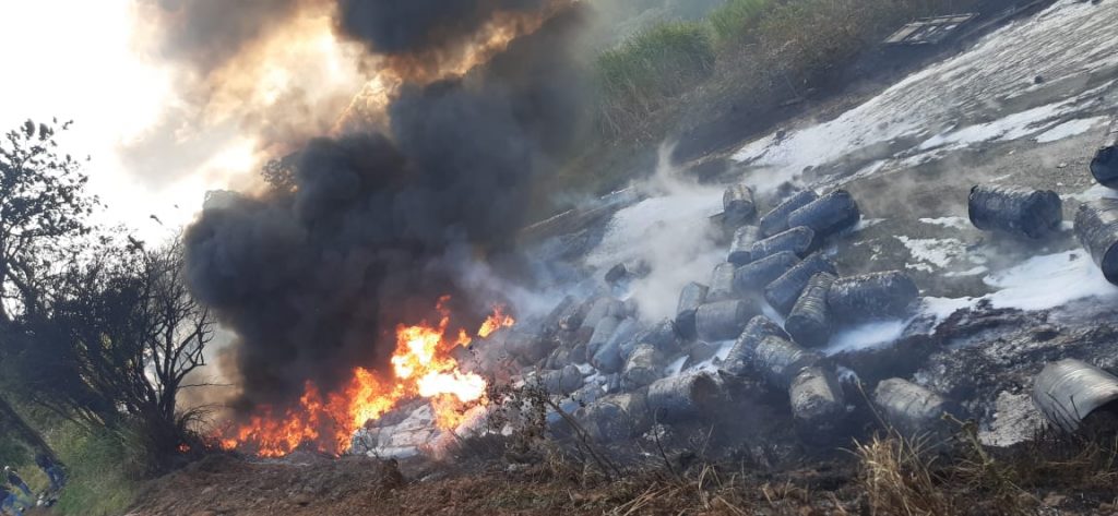 Carreta com carga inflamável pega fogo na ERS-472 entrada de Palmitinho