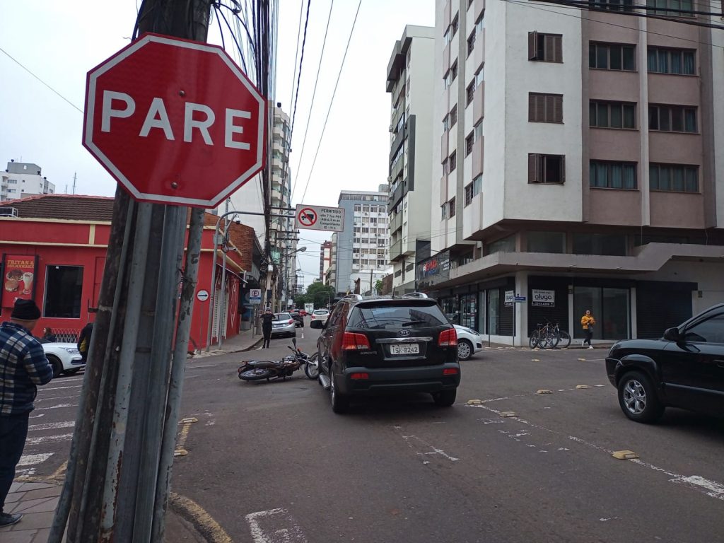 Colisão deixa motociclista ferido na Benjamin Constant com Morom