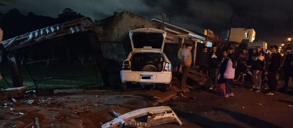 Veículo colide em grades e invade pátio de residência no Parque Farroupilha