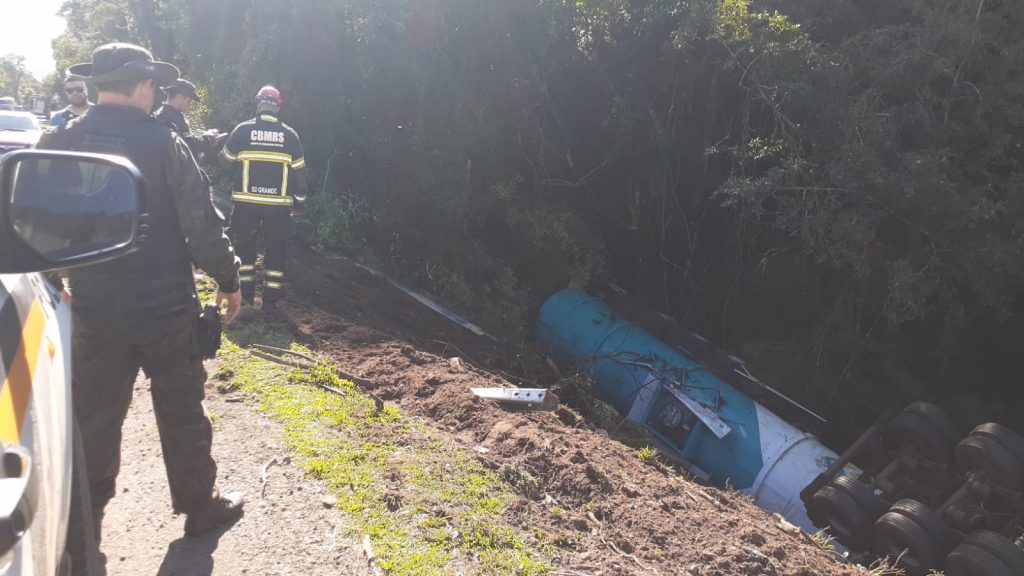 Acidente com vítima fatal bloqueia BR-386 em Soledade; pista esta interrompida por vazamento de etanol