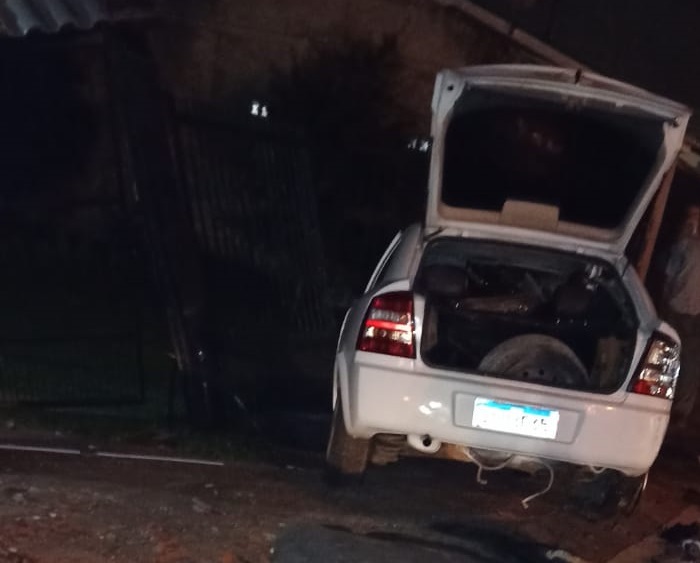 Veículo colide em grades e invade pátio de residência no Parque Farroupilha