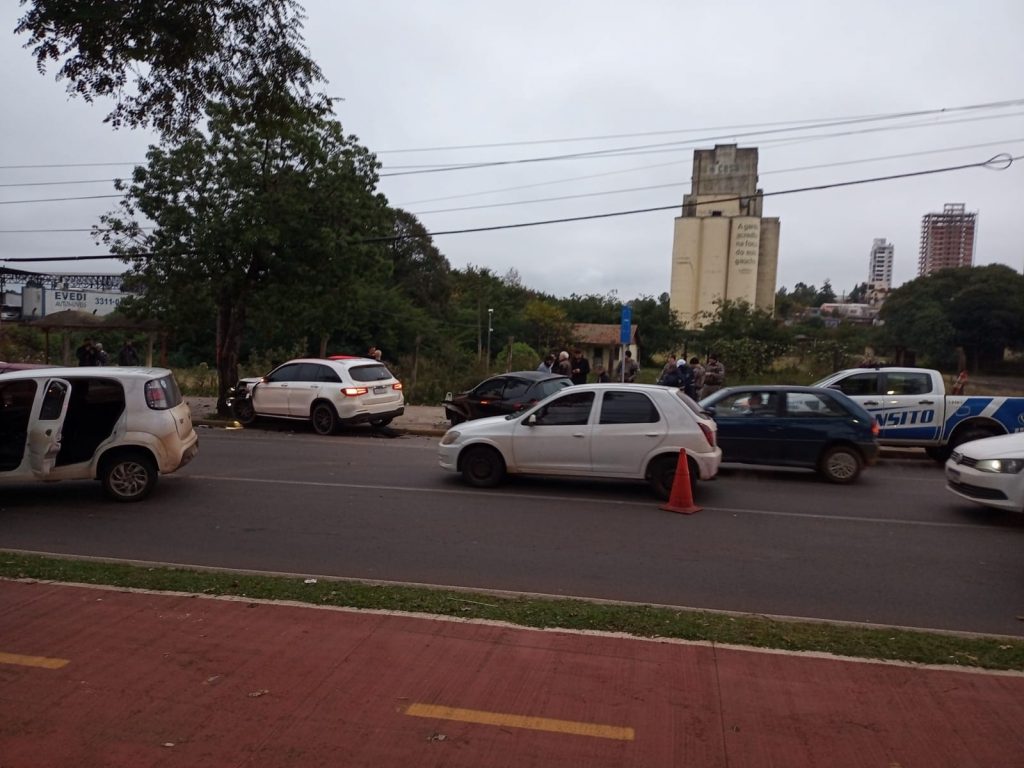 Colisão envolve três veículos no Bairro Petrópolis