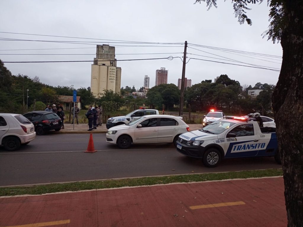 Colisão envolve três veículos no Bairro Petrópolis