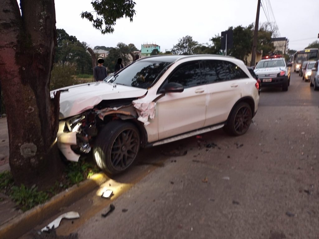 Colisão envolve três veículos no Bairro Petrópolis