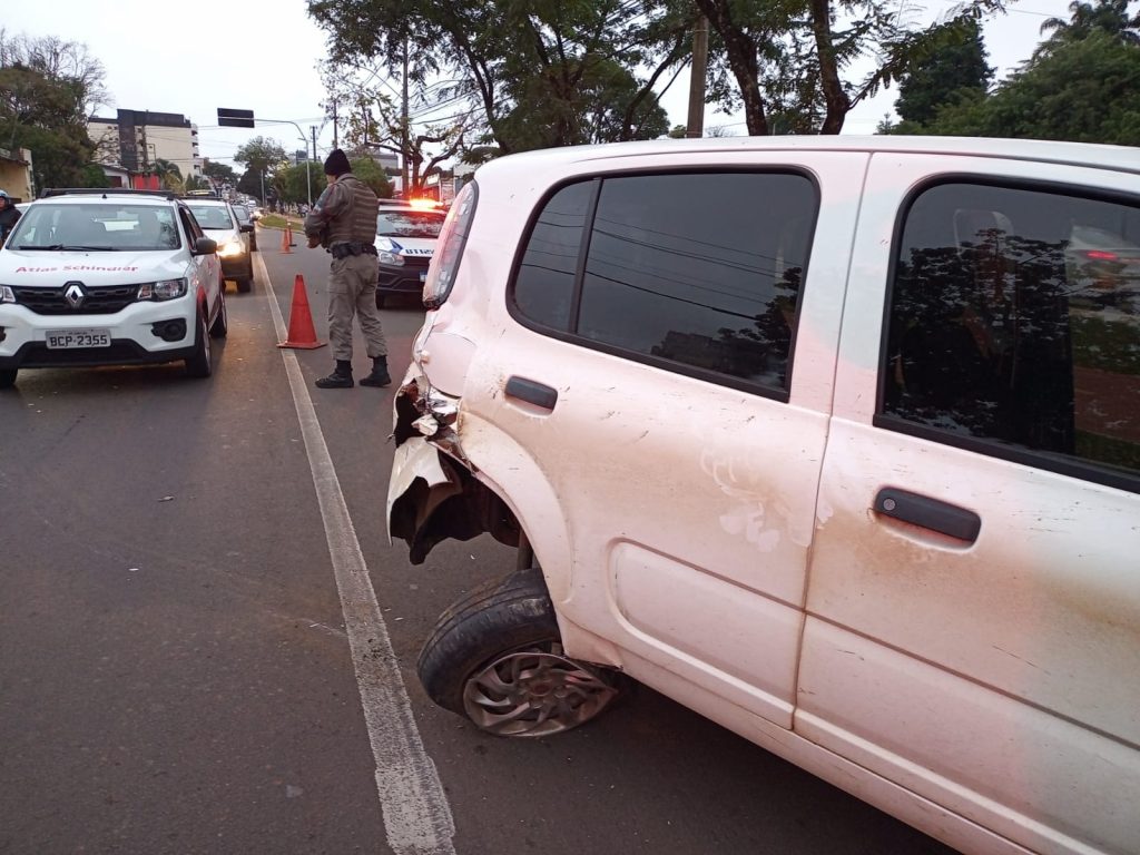 Colisão envolve três veículos no Bairro Petrópolis