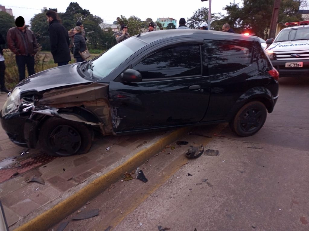 Colisão envolve três veículos no Bairro Petrópolis