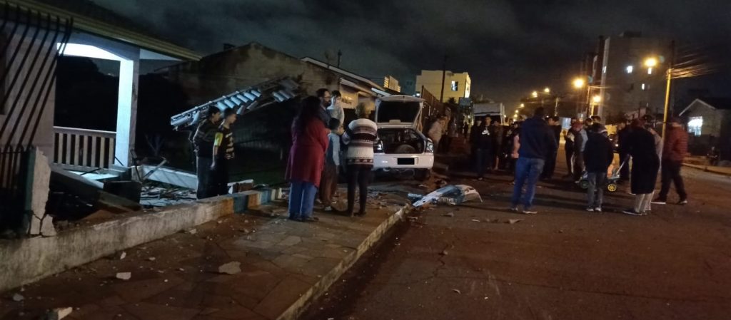 Veículo colide em grades e invade pátio de residência no Parque Farroupilha