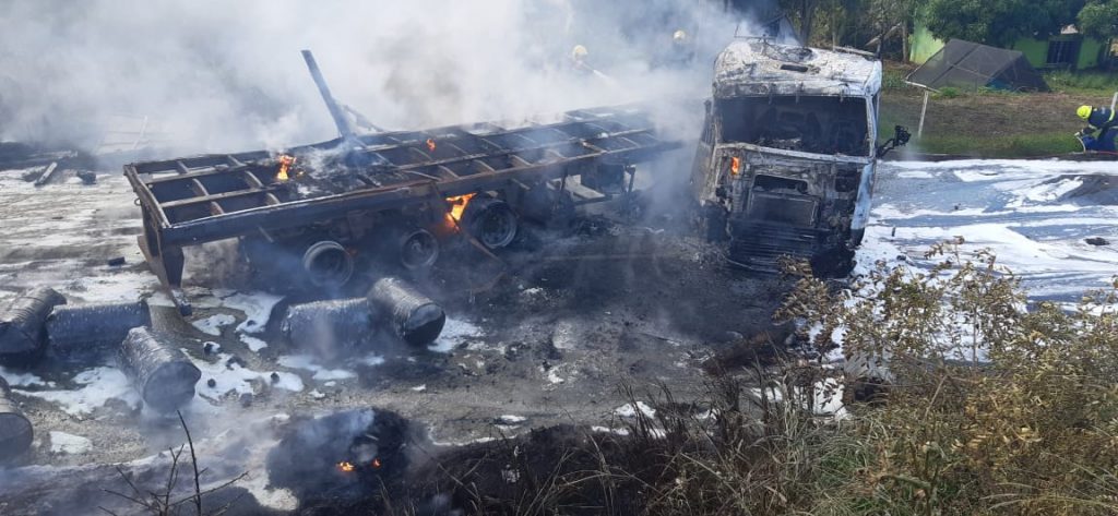 Carreta com carga inflamável pega fogo na ERS-472 entrada de Palmitinho