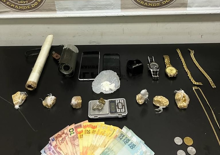 3º BPChq prende traficante e apreende drogas, jóias e dinheiro na Operária