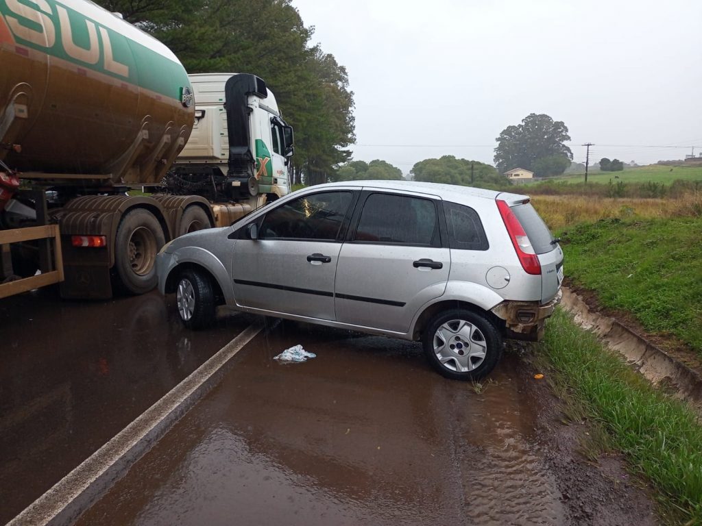 Colisão entre carreta e carro deixa mulher ferida na saída de Passo Fundo para Ernestina