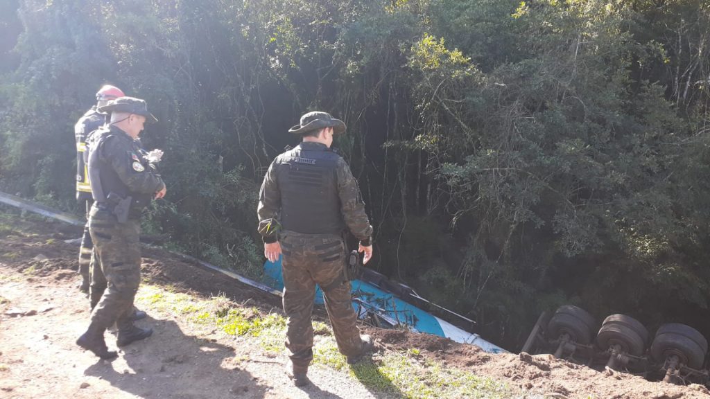 Acidente com vítima fatal bloqueia BR-386 em Soledade; pista esta interrompida por vazamento de etanol