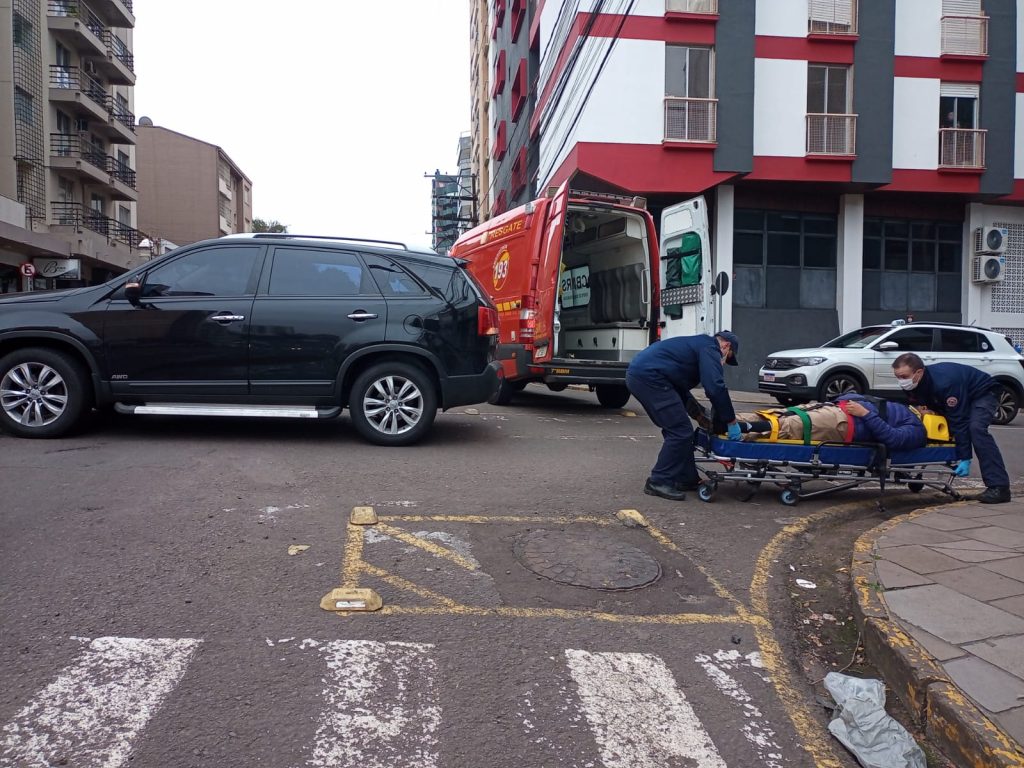 Colisão deixa motociclista ferido na Benjamin Constant com Morom
