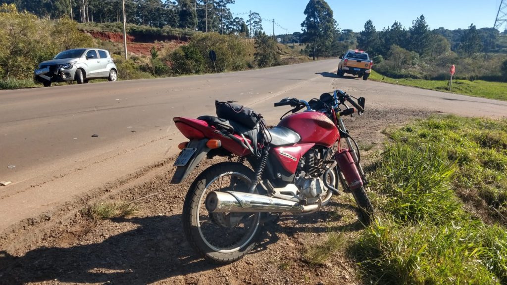 Colisão entre carro e moto deixa dois feridos na ERS-324 na entrada do bairro Bom Jesus