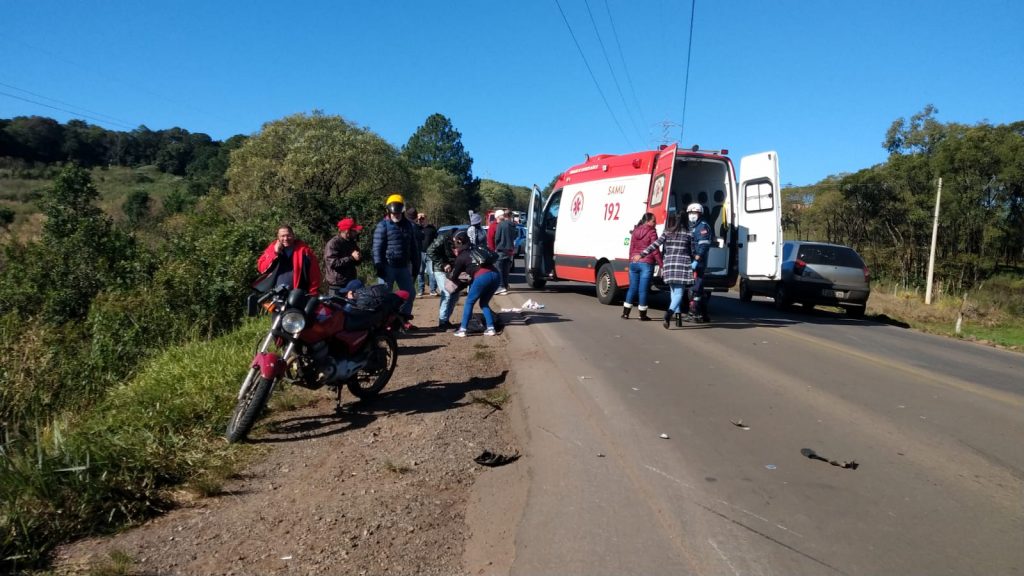 Colisão entre carro e moto deixa dois feridos na ERS-324 na entrada do bairro Bom Jesus