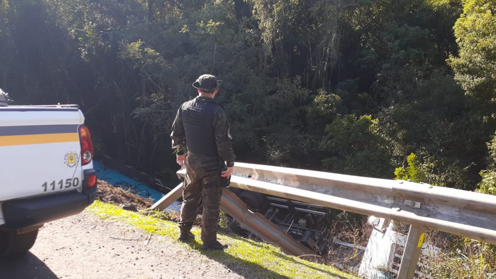 Acidente com vítima fatal bloqueia BR-386 em Soledade; pista esta interrompida por vazamento de etanol