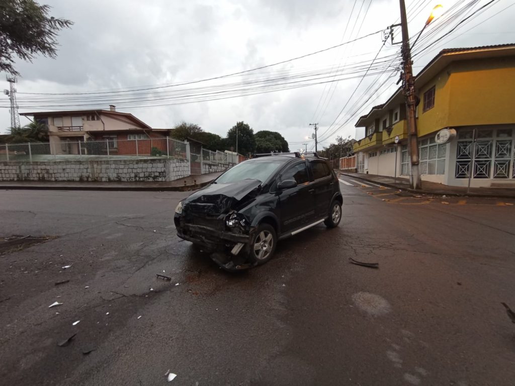 Colisão de veículos deixa um ferido na Vera Cruz