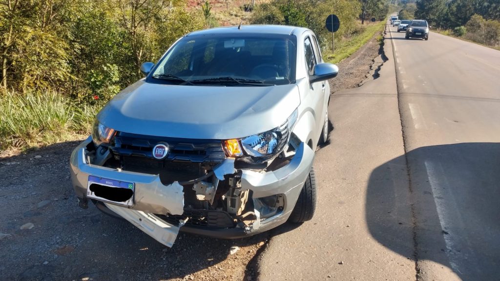 Colisão entre carro e moto deixa dois feridos na ERS-324 na entrada do bairro Bom Jesus