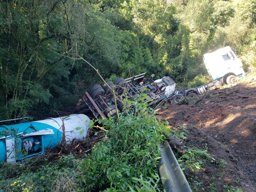 Acidente com vítima fatal bloqueia BR-386 em Soledade; pista esta interrompida por vazamento de etanol