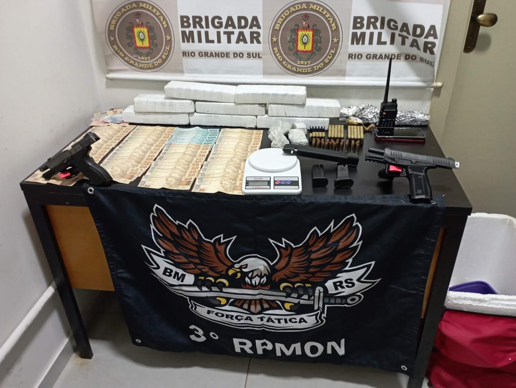 Força Tática prende traficante com armas e drogas na Petrópolis