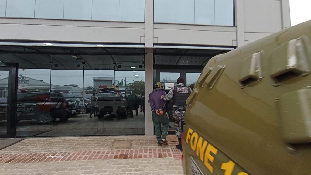 4 são presos em Passo Fundo com caminhonete roubada em sequestro no oeste catarinense
