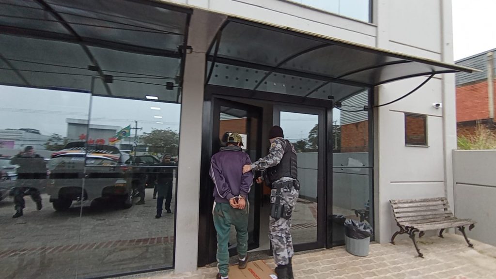 4 são presos em Passo Fundo com caminhonete roubada em sequestro no oeste catarinense