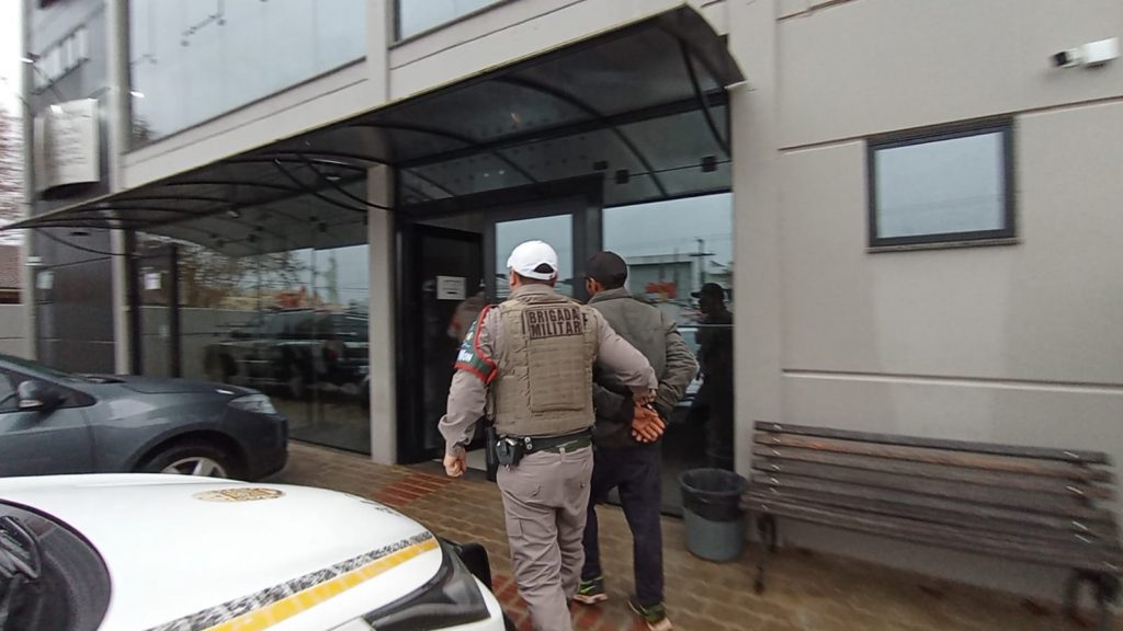 Ladrão é preso furtando placa de sinalização em Passo Fundo