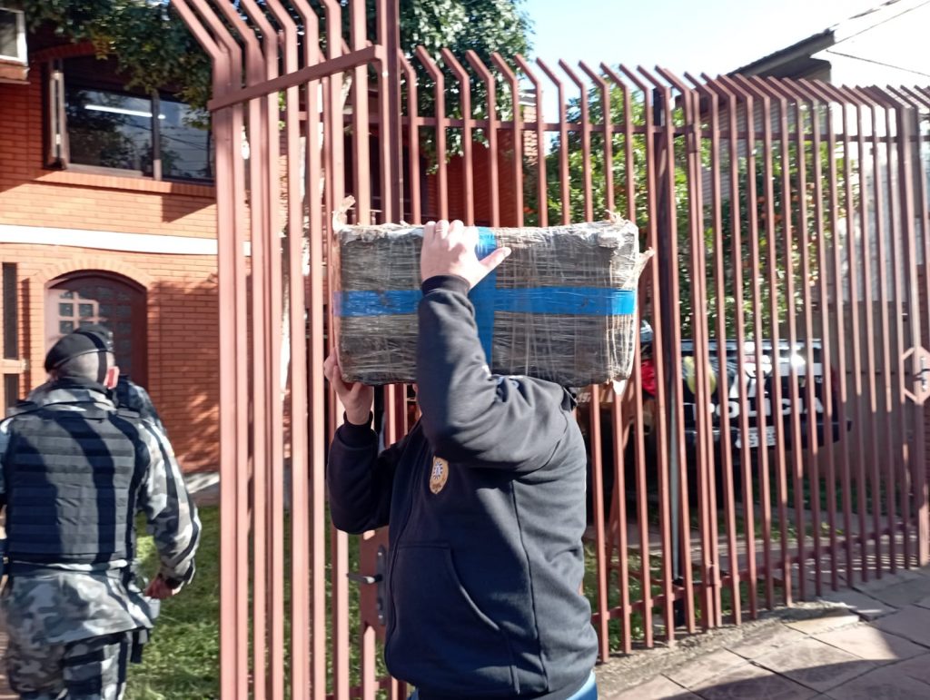 URGENTE: polícia prende homem e apreende grande quantidade de droga chegando em Passo Fundo