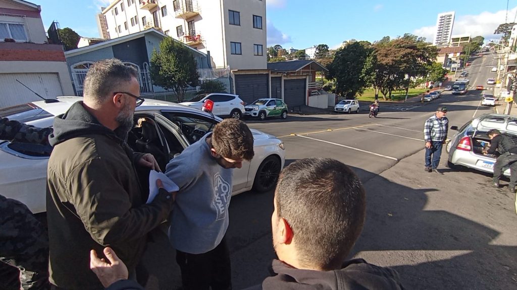 URGENTE: polícia prende homem e apreende grande quantidade de droga chegando em Passo Fundo