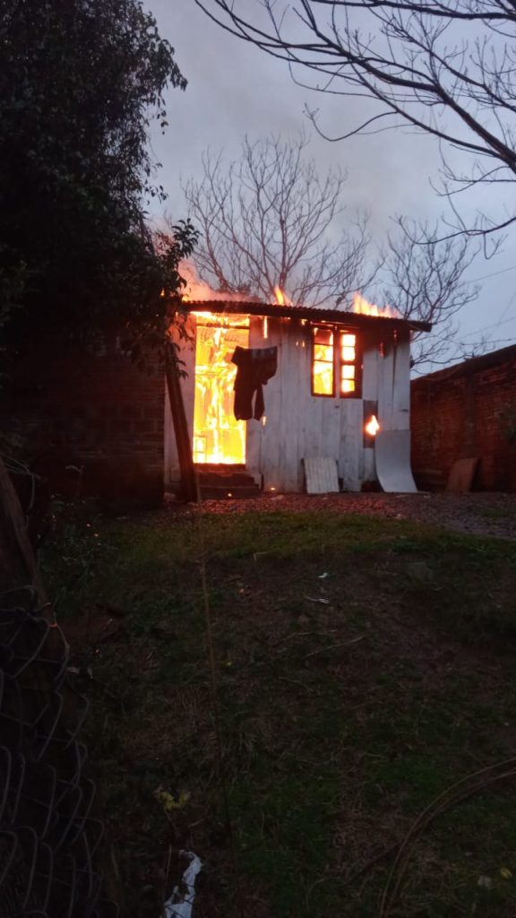 Residência é consumida pelo fogo em Passo Fundo