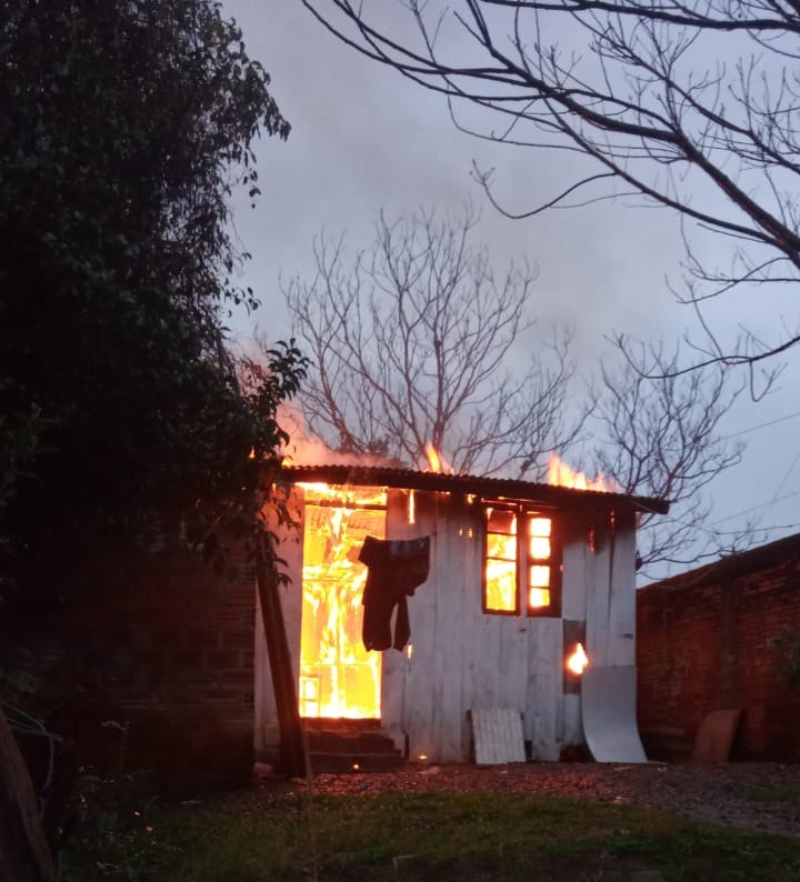 Residência é consumida pelo fogo em Passo Fundo