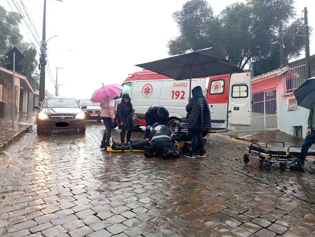 Mulher tem que ser socorria ao cair de moto no Bairro Petrópolis