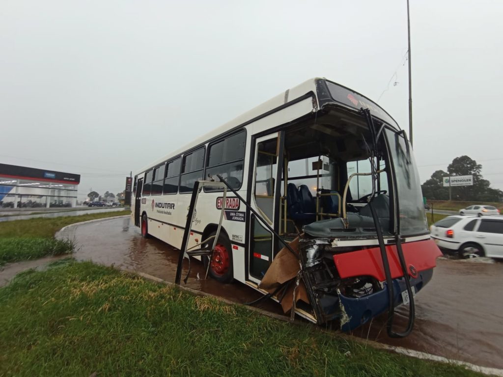 condutor de ônibus causa acidentes, foge da polícia e acaba preso pela Brigada Militar
