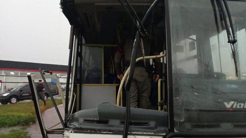condutor de ônibus causa acidentes, foge da polícia e acaba preso pela Brigada Militar