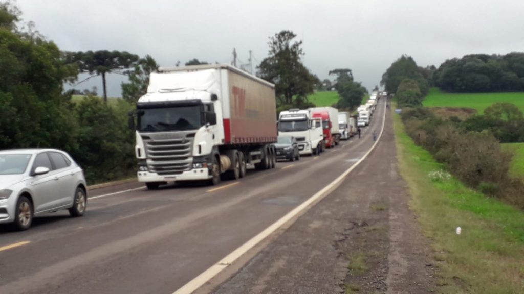 Na BR 285, grupo indígena de Gentil realiza manifestação contra o marco temporal