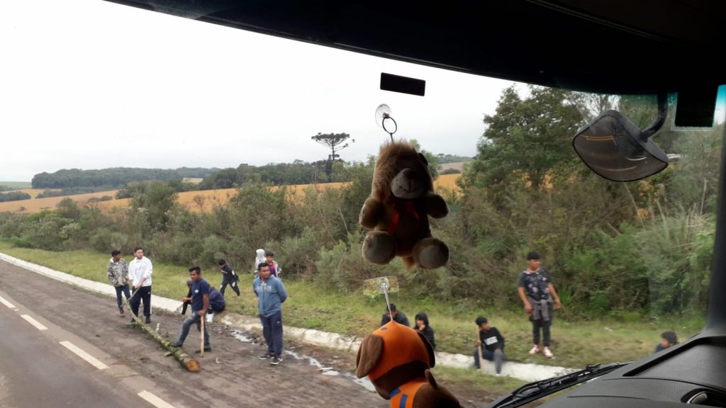Na BR 285, grupo indígena de Gentil realiza manifestação contra o marco temporal