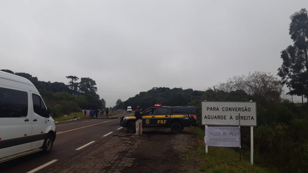 Na BR 285, grupo indígena de Gentil realiza manifestação contra o marco temporal