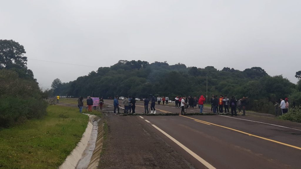 Na BR 285, grupo indígena de Gentil realiza manifestação contra o marco temporal