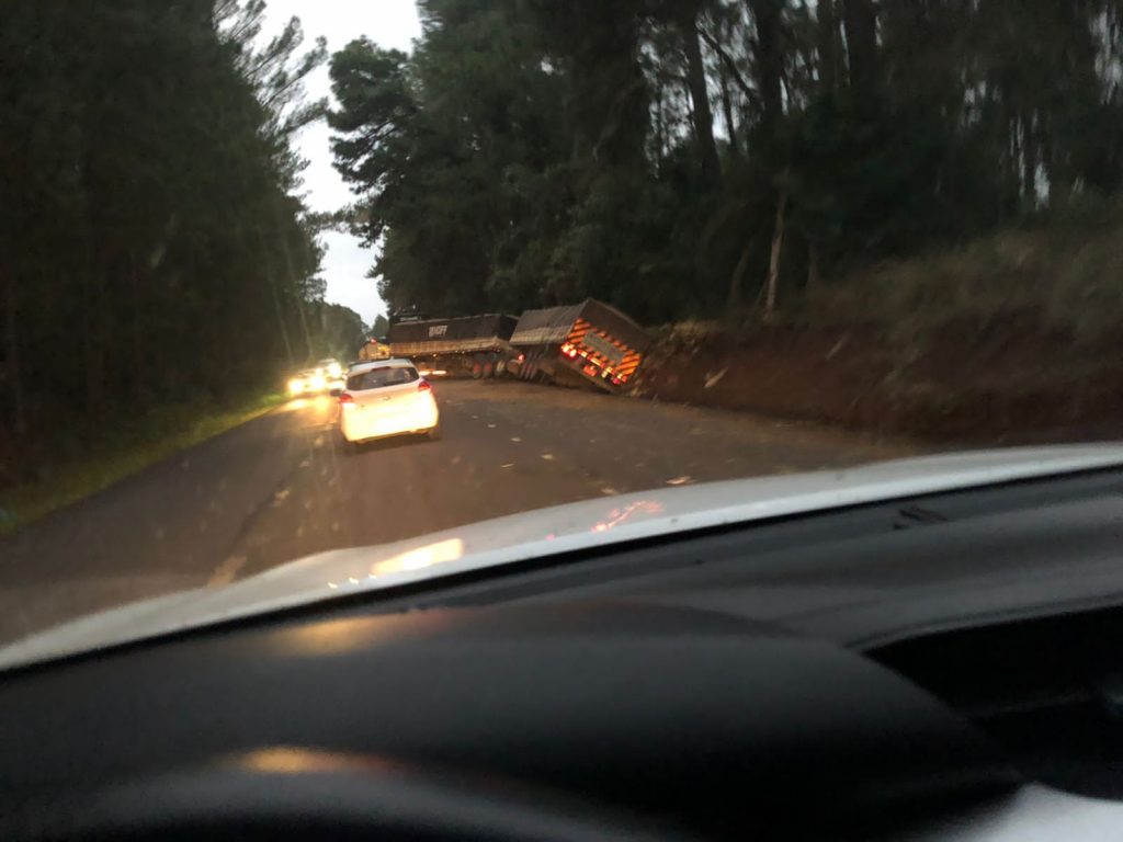 Carreta tomba no trecho Getúlio Vargas/Passo Fundo