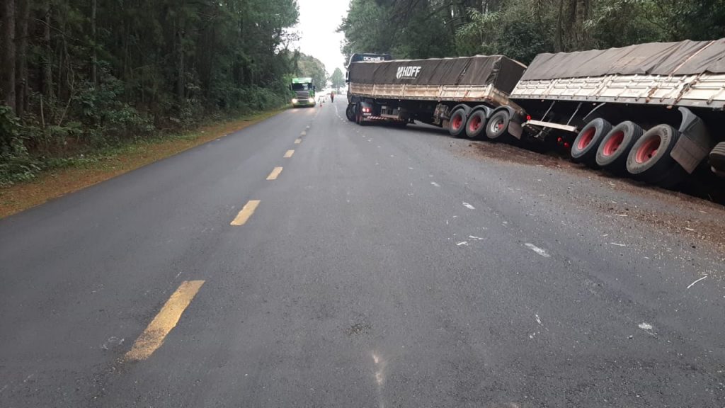 Carreta tomba no trecho Getúlio Vargas/Passo Fundo