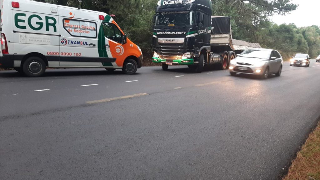 Carreta tomba no trecho Getúlio Vargas/Passo Fundo