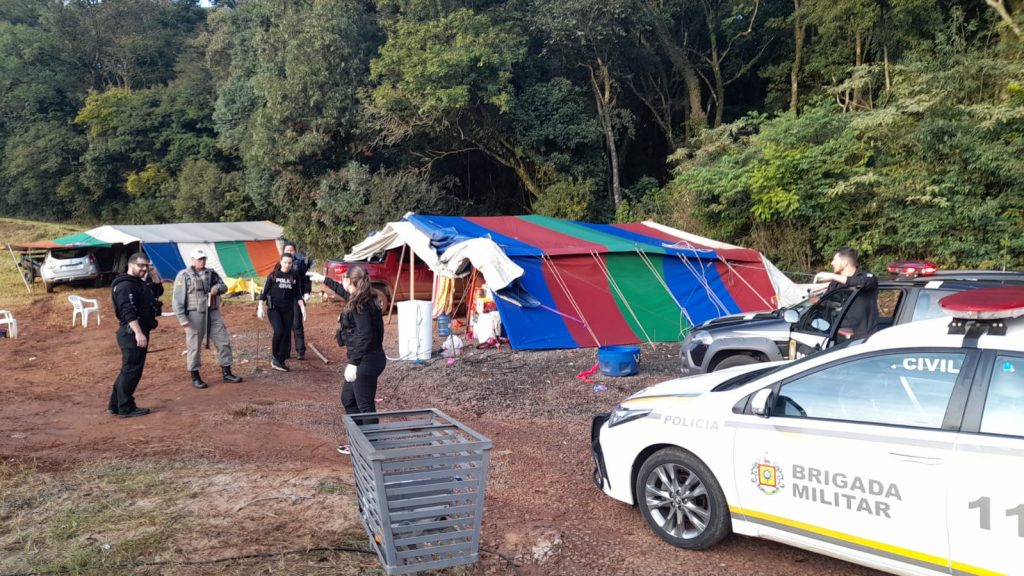 Operação “Pau na Barraca” prende duas pessoas em acampamento cigano de Marau