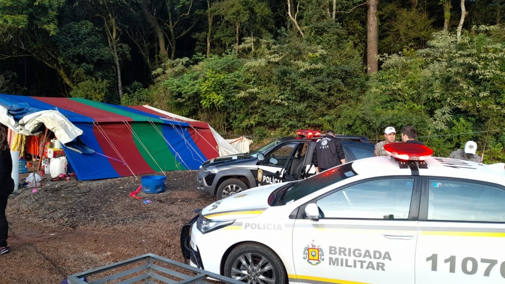 Operação “Pau na Barraca” prende duas pessoas em acampamento cigano de Marau