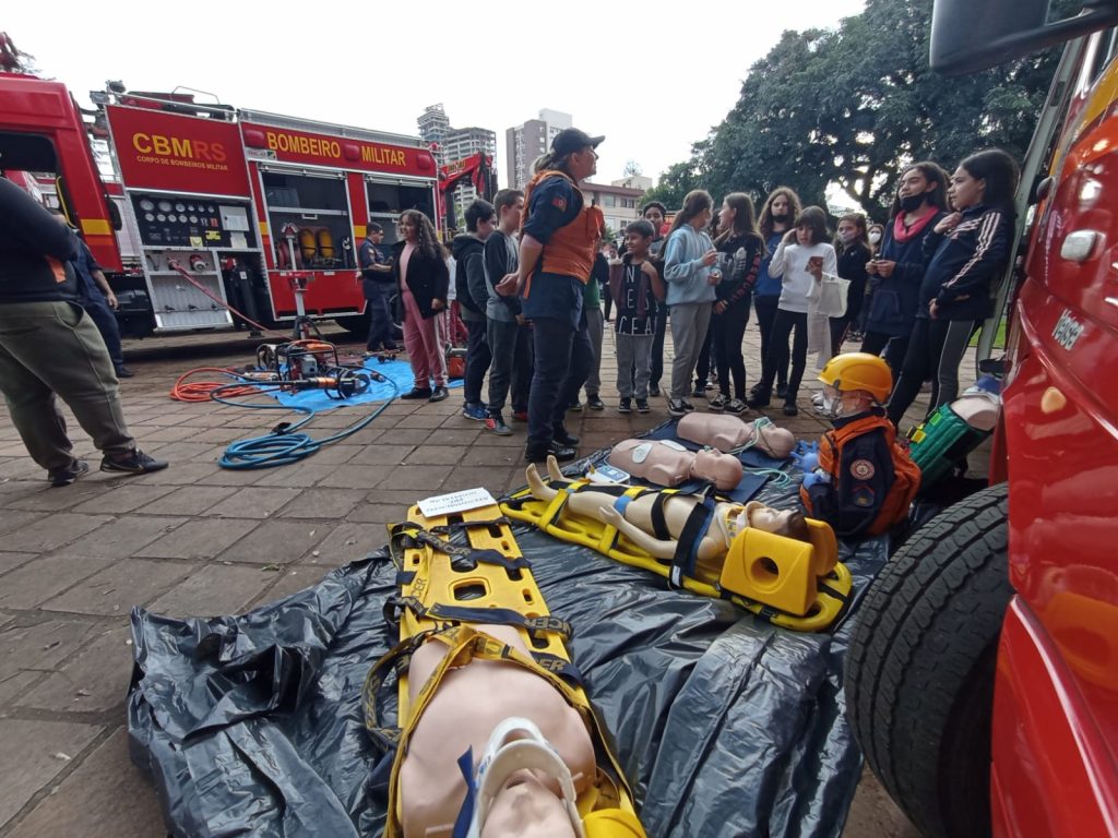Bombeiros de Passo Fundo realizam atividade com a comunidade na Praça da Mãe