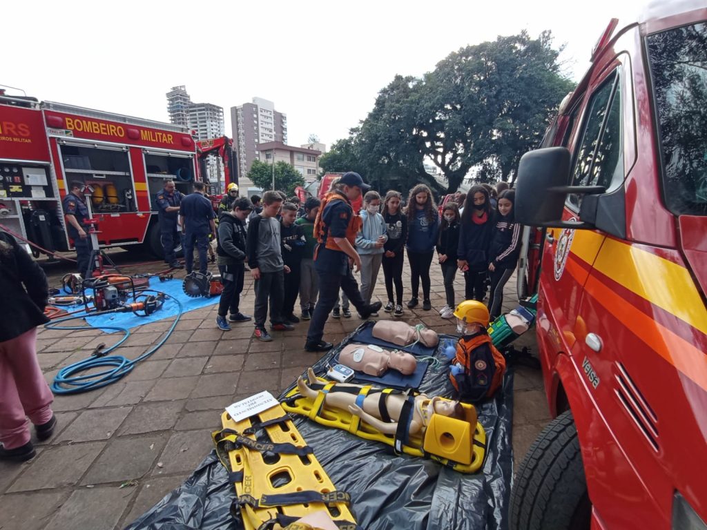 Bombeiros de Passo Fundo realizam atividade com a comunidade na Praça da Mãe