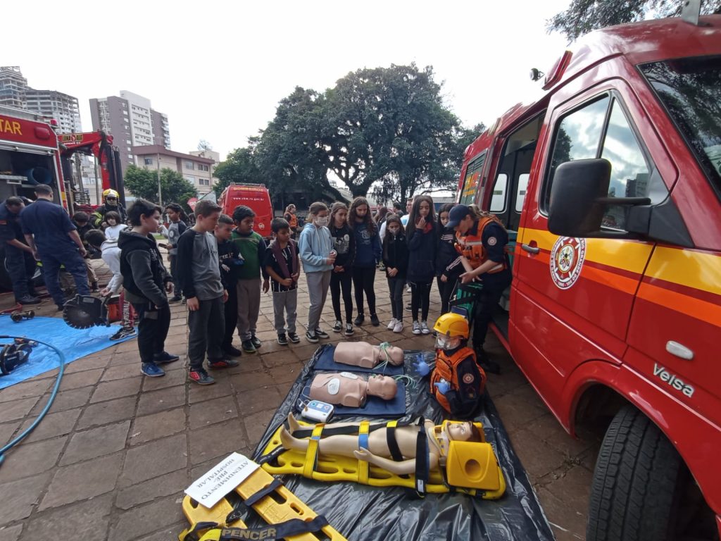 Bombeiros de Passo Fundo realizam atividade com a comunidade na Praça da Mãe
