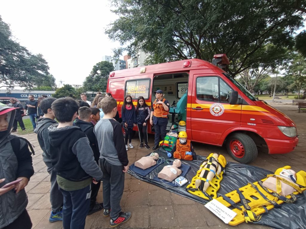 Bombeiros de Passo Fundo realizam atividade com a comunidade na Praça da Mãe