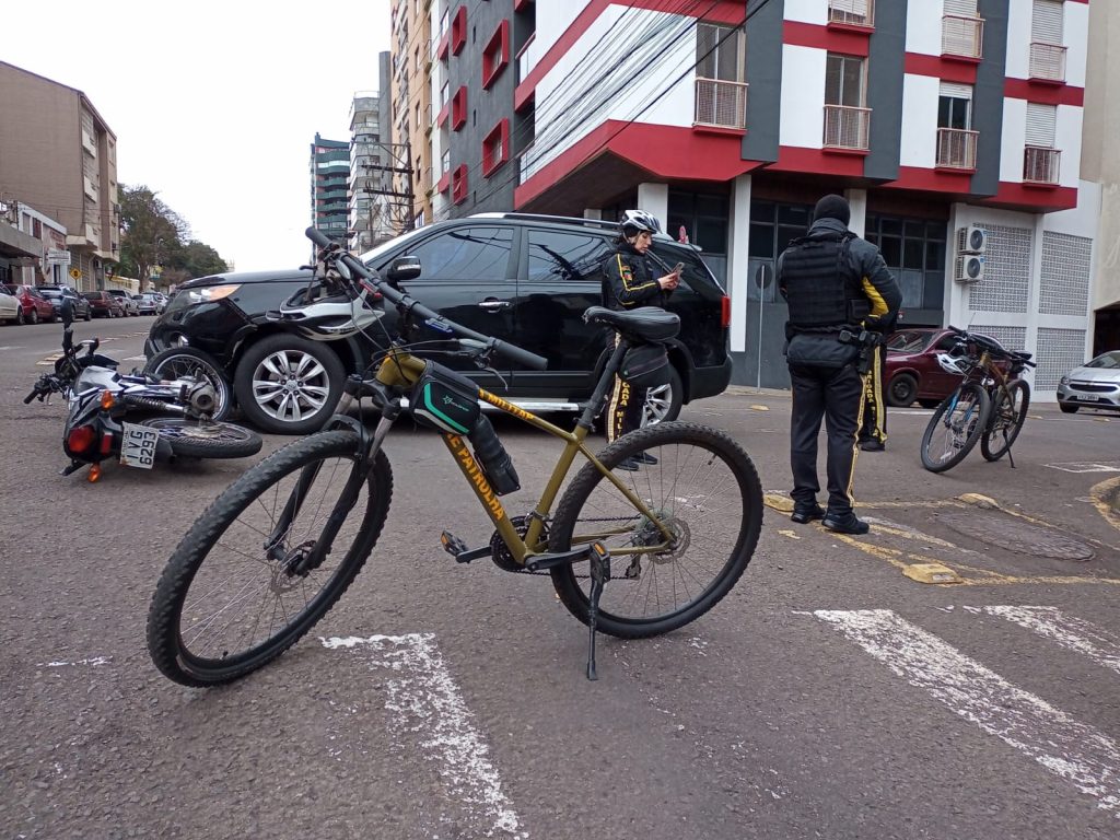 Colisão deixa motociclista ferido na Benjamin Constant com Morom