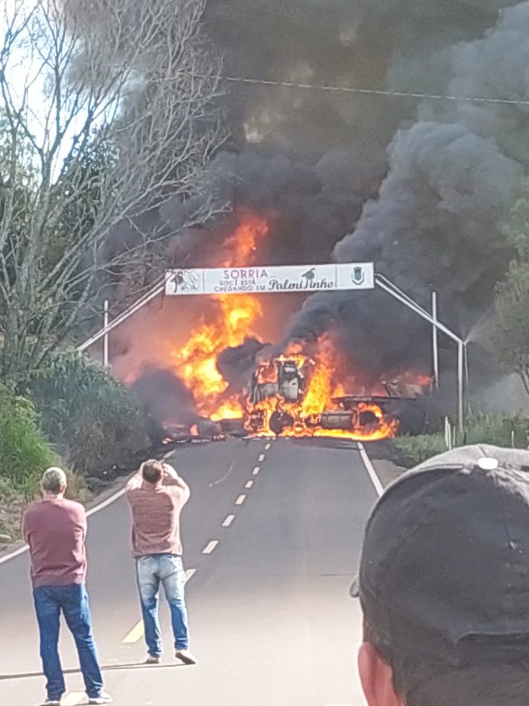 Carreta com carga inflamável pega fogo na ERS-472 entrada de Palmitinho