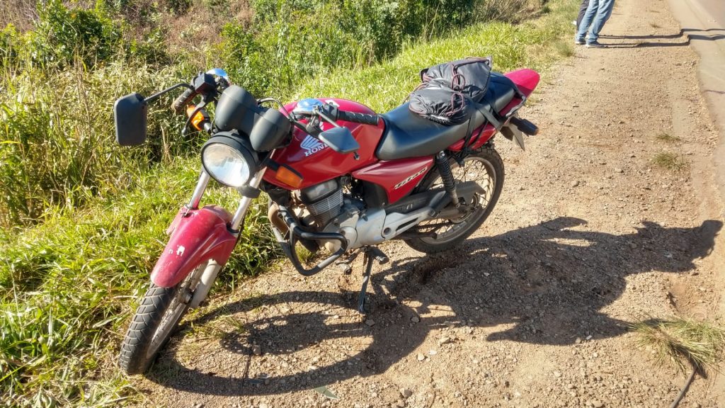 Colisão entre carro e moto deixa dois feridos na ERS-324 na entrada do bairro Bom Jesus
