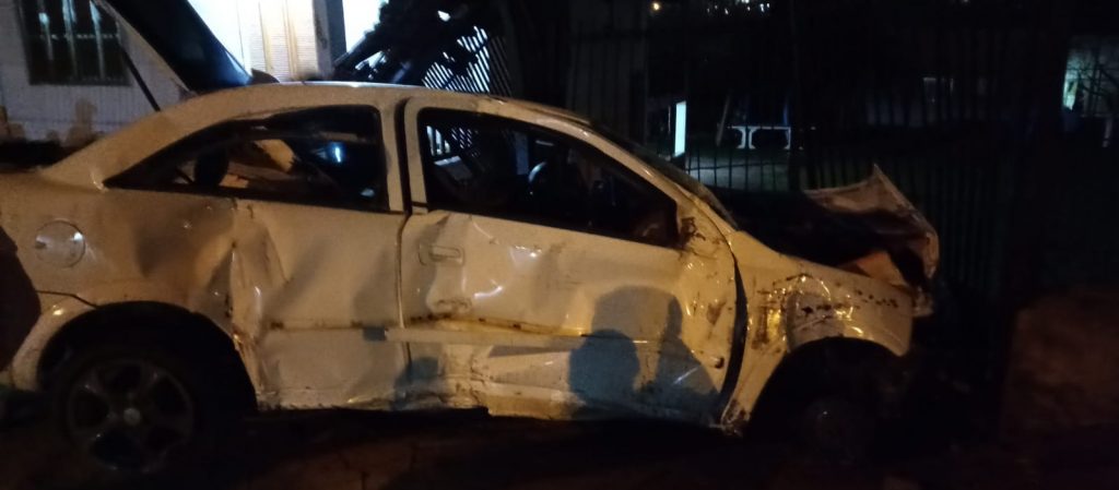 Veículo colide em grades e invade pátio de residência no Parque Farroupilha